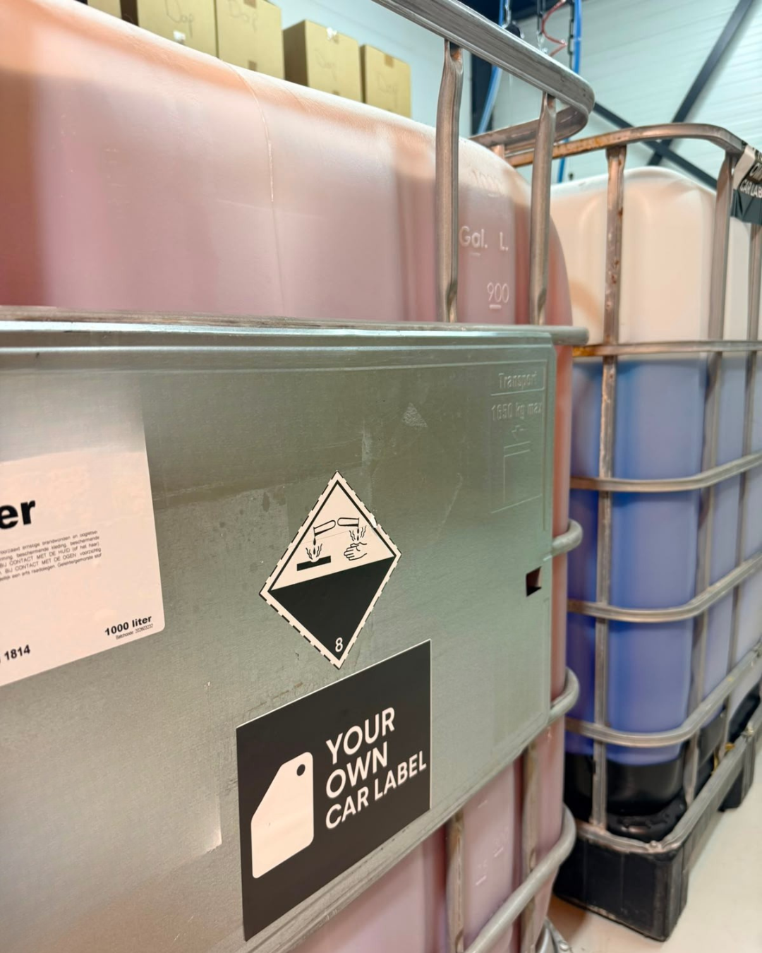 IBC-tanks met grondstoffen voor autoverzorging in de productiehal van Your Own Car Label in Nederland